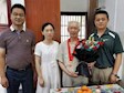 横泾实验小学退休老党员王进初校长获“光荣在党50年”纪念章