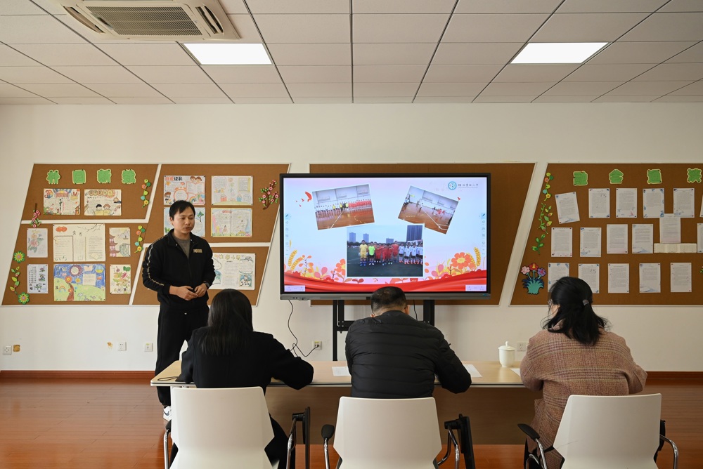 陆腾老师的演讲照片