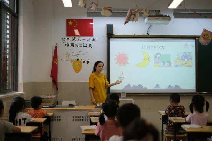 刘芳华照片