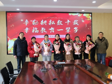 辛勤耕耘数十载  幸福教育一辈子