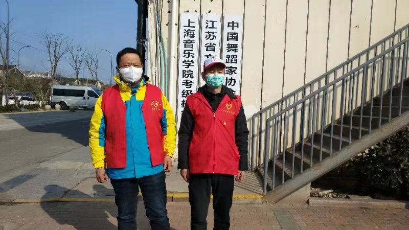 横泾实验小学开展防疫工作党员志愿者活动