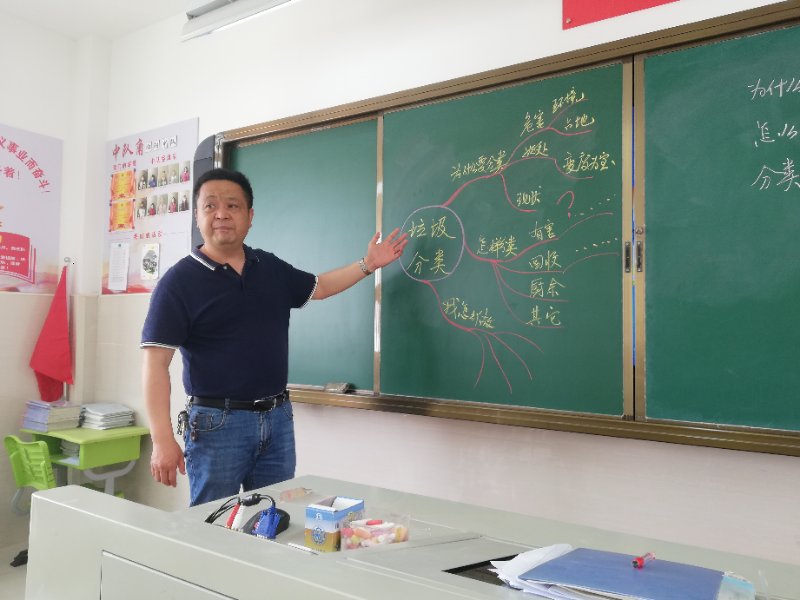 横泾实验小学开展“垃圾分类，党员先行”党日活动
