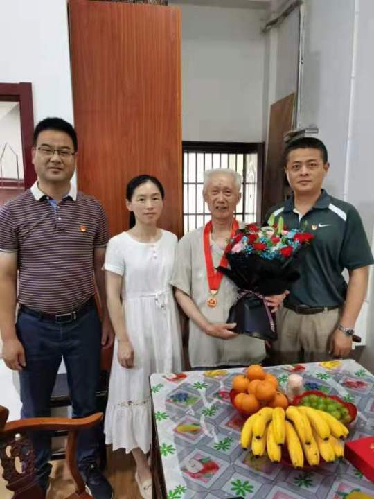 横泾实验小学退休老党员王进初校长获“光荣在党50年”纪念章