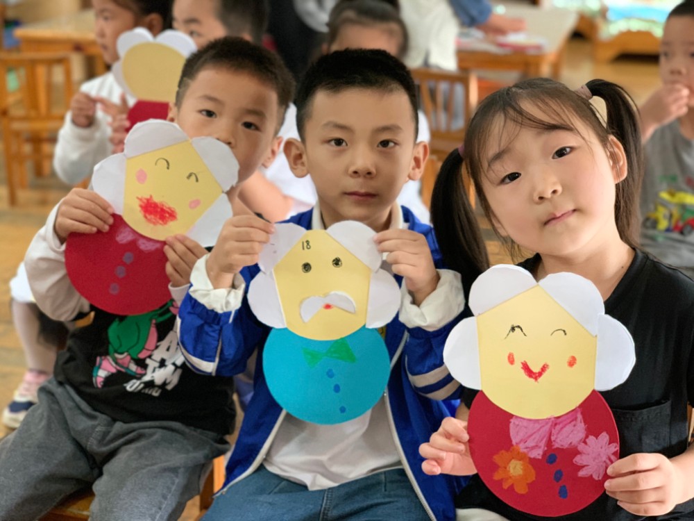 童心暖重阳 浓浓敬老情